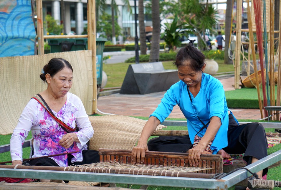 Du khách quốc tế thích thú làm tranh Đông Hồ, thưởng thức đặc sản Việt Nam ảnh 11