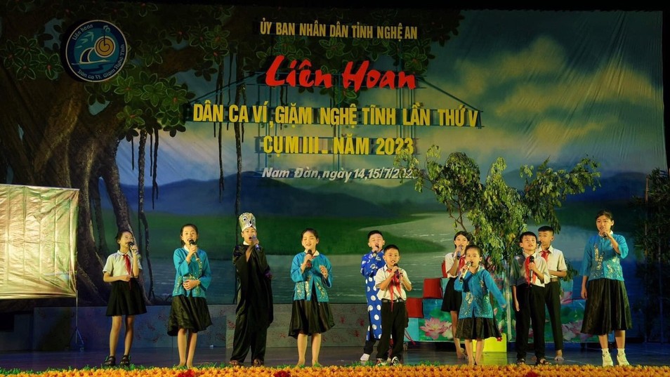 Nguyễn Công Anh và CLB Búp sen xanh huyện Nam Đàn tham gia liên hoan dân ca Nghệ Tĩnh.jpeg