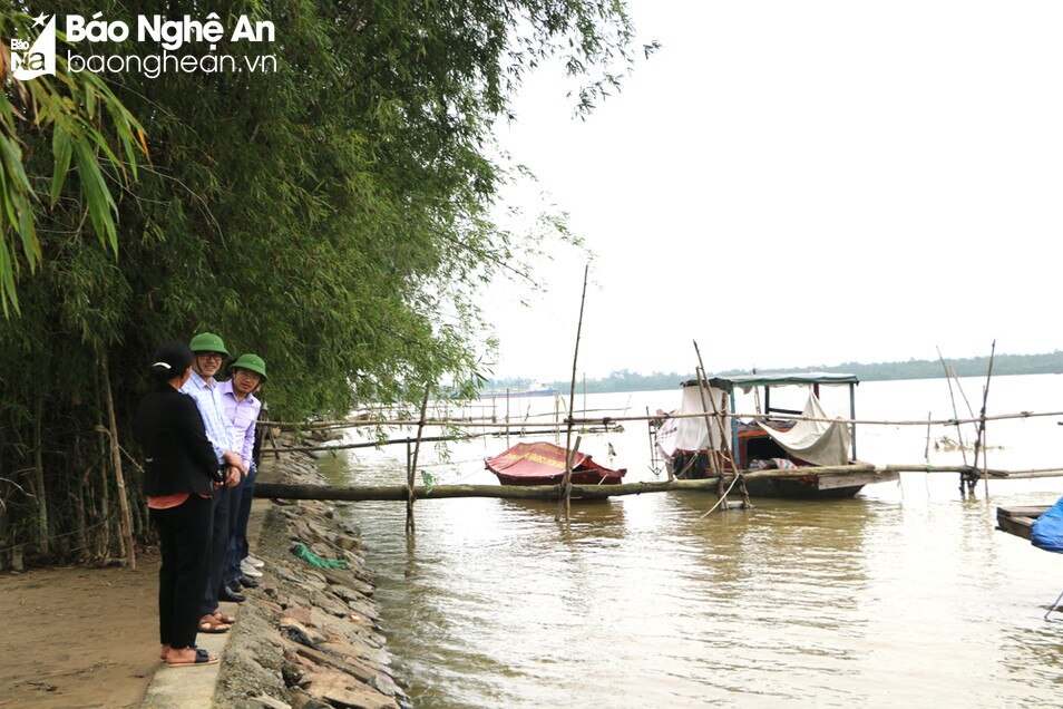 bna_Anh Lâm kiểm tra tại làng Thuận Hòa ngoài đê_ Ảnh Nguyễn Hải.jpg