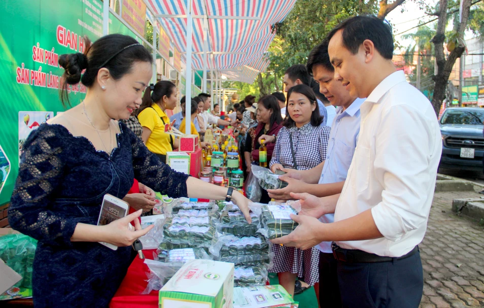 Stand de productos de Nghe An en el Departamento de Industria y Comercio. Foto: Quang An.jpg