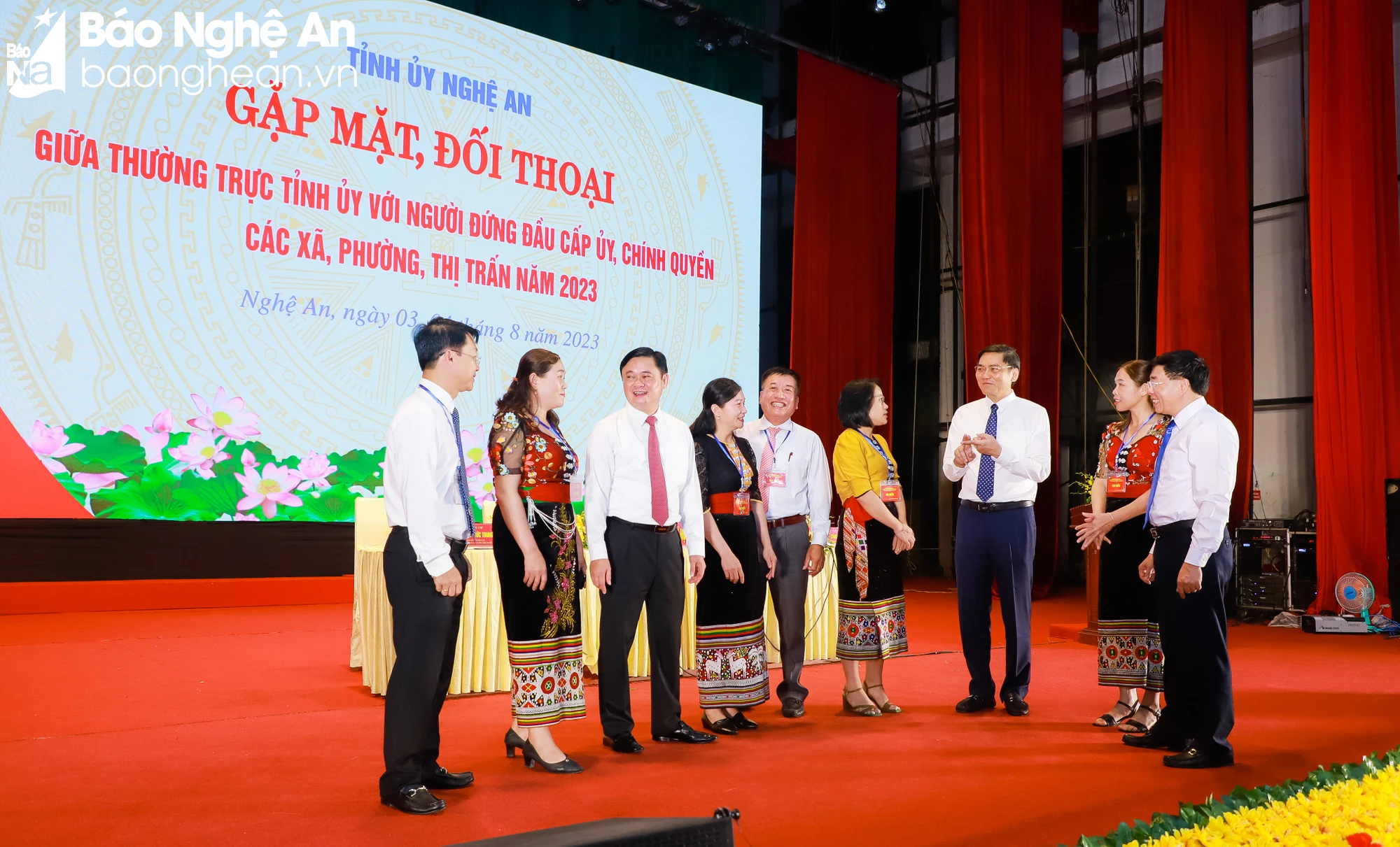 bna_Genossen des Ständigen Parteiausschusses der Provinz tauschten sich am Rande des Programms mit Delegierten aus. Foto von Thanh Cuong..JPG