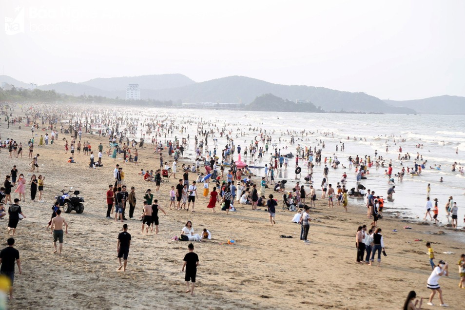 Chaleur intense, les gens affluent vers les plages, les ruisseaux et les criques pour se rafraîchir photo 1