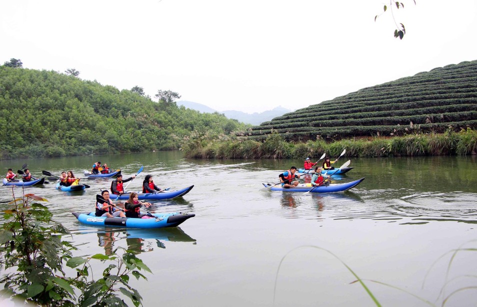 bna_ du khách tham gia du lịch trải nghiệm tại đảo Chè Thanh Chương.jpeg