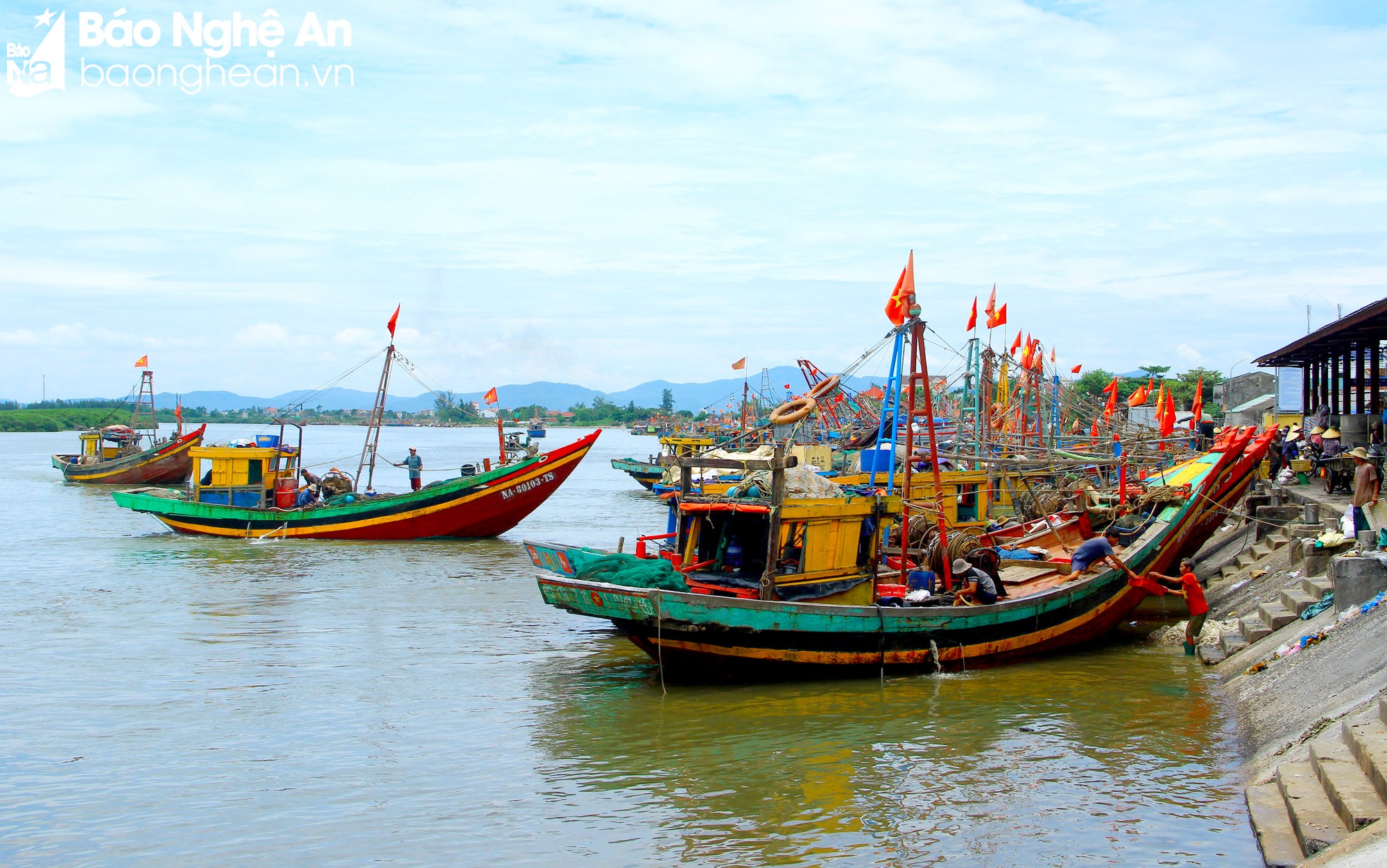 bna_Los barcos de Nghe An regresan bulliciosamente después de cada viaje por mar. foto Quang An.jpg