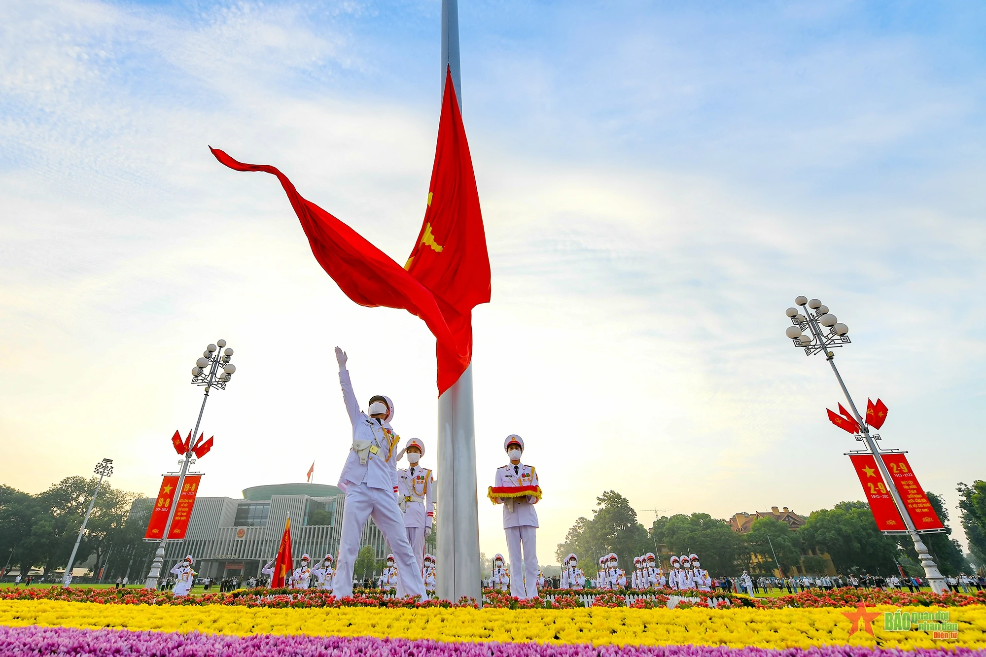 Quốc kỳ tung bay trong nắng Ba Đình..jpg