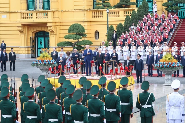 Tổng Bí thư Nguyễn Phú Trọng và Tổng thống Joe Biden duyệt Đội danh dự Quân đội Nhân dân Việt Nam. ảnh 2