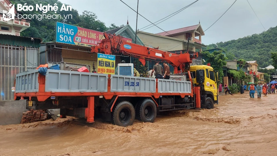 bna_Lược lượng chức năng Kỳ Sơn giúp người dân di dời tài sản Ảnh Đào Thọ.jpg