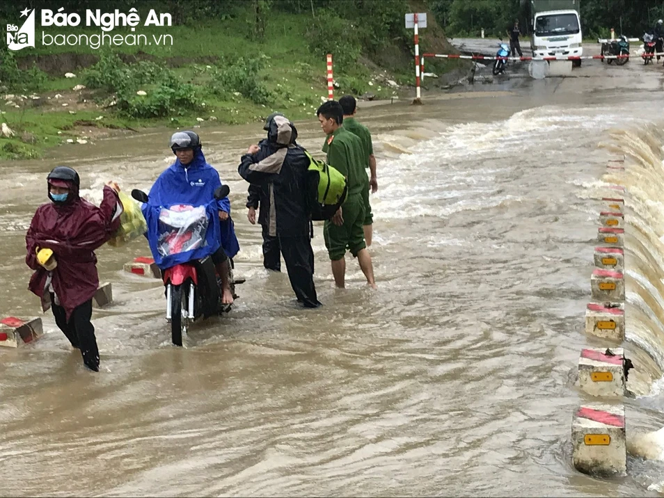 bna_Lực lượng Công an hỗ trợ người dân di chuyển qua đập tràn4.jpeg