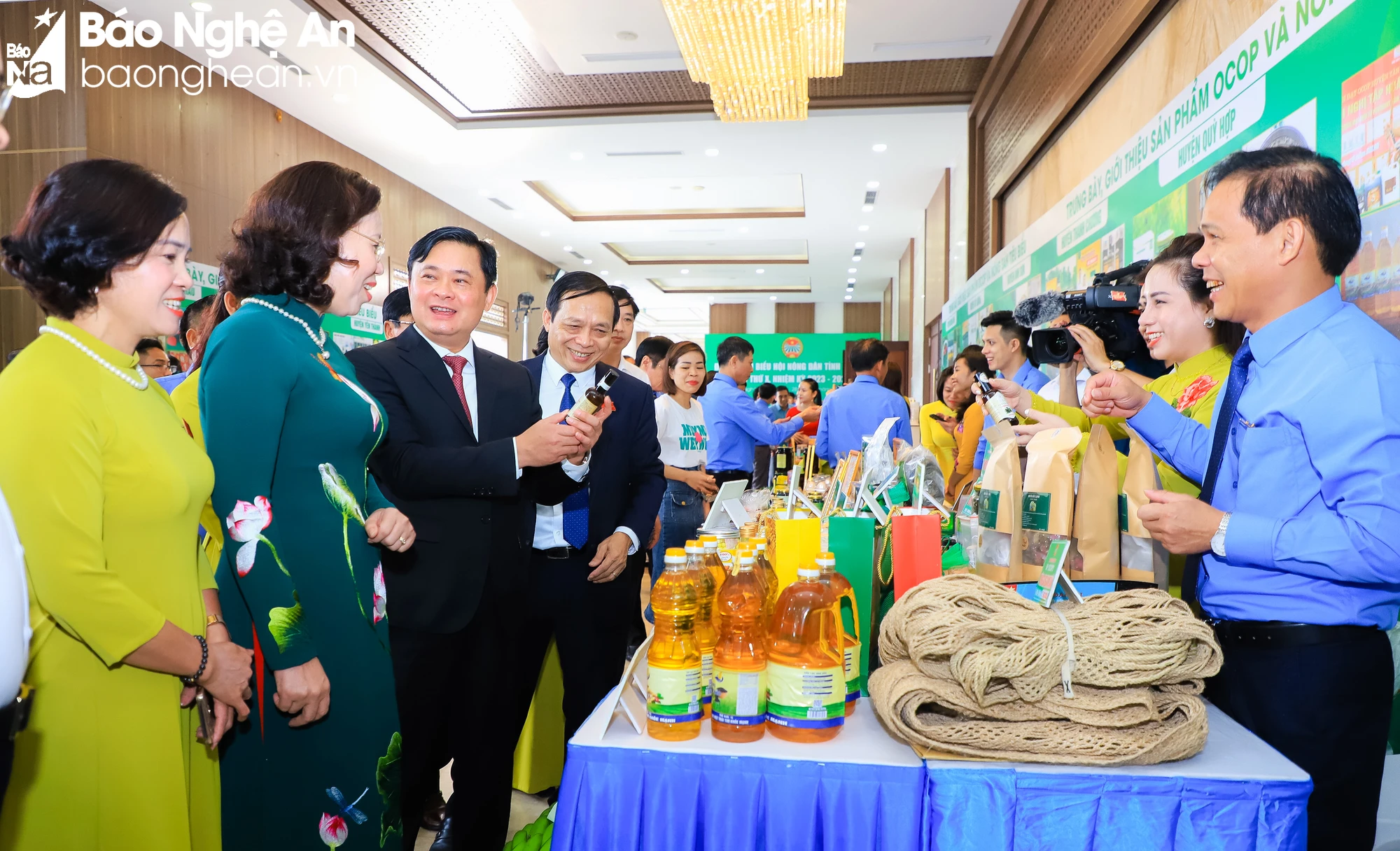 Các đồng chí lãnh đạo Trung ương Hội Nông dân Việt Nam và tỉnh Nghệ An cùng các đại biểu thăm các gian hàng sản phẩm OCOP tiêu biểu của tỉnh Nghệ An. Ảnh: Thành Duy ảnh 15