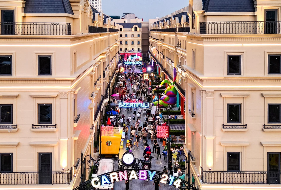 Khám phá phố đi bộ Carnaby kiểu châu Âu mới nổi ở Hà Nội ảnh 2