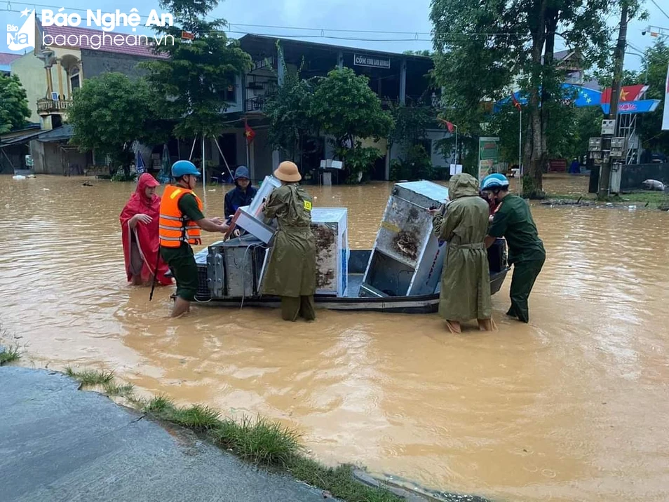 bna_Công an các địa phương huy động lực lượng tham gia di chuyển tài sản và đưa người dân đến vùng an toàn3.jpeg