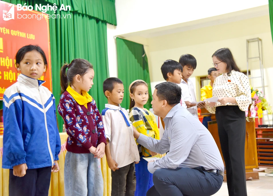 bna_ Đại biểu Quóc hội trao quà hỗ trợ học sinh có hoàn cảnh khó khăn của xã Tân Tháng QUỳnh Lưu ảnh Hoài Thu.JPG