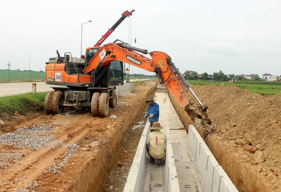 Thi công hạ tầng kỹ thuật để ngầm hóa cáp viễn thông, điện lực tại đại lộ Vinh- Cửa Lò.jpeg