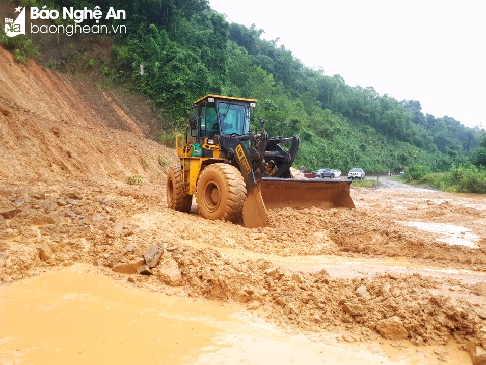 bna_Quốc lộ 7A, đoạn qua dốc Chó thuộc xã Lạng khê (Con Cuông) thường xuyên sạt lở, gaay ách tắc giao thông.jpg