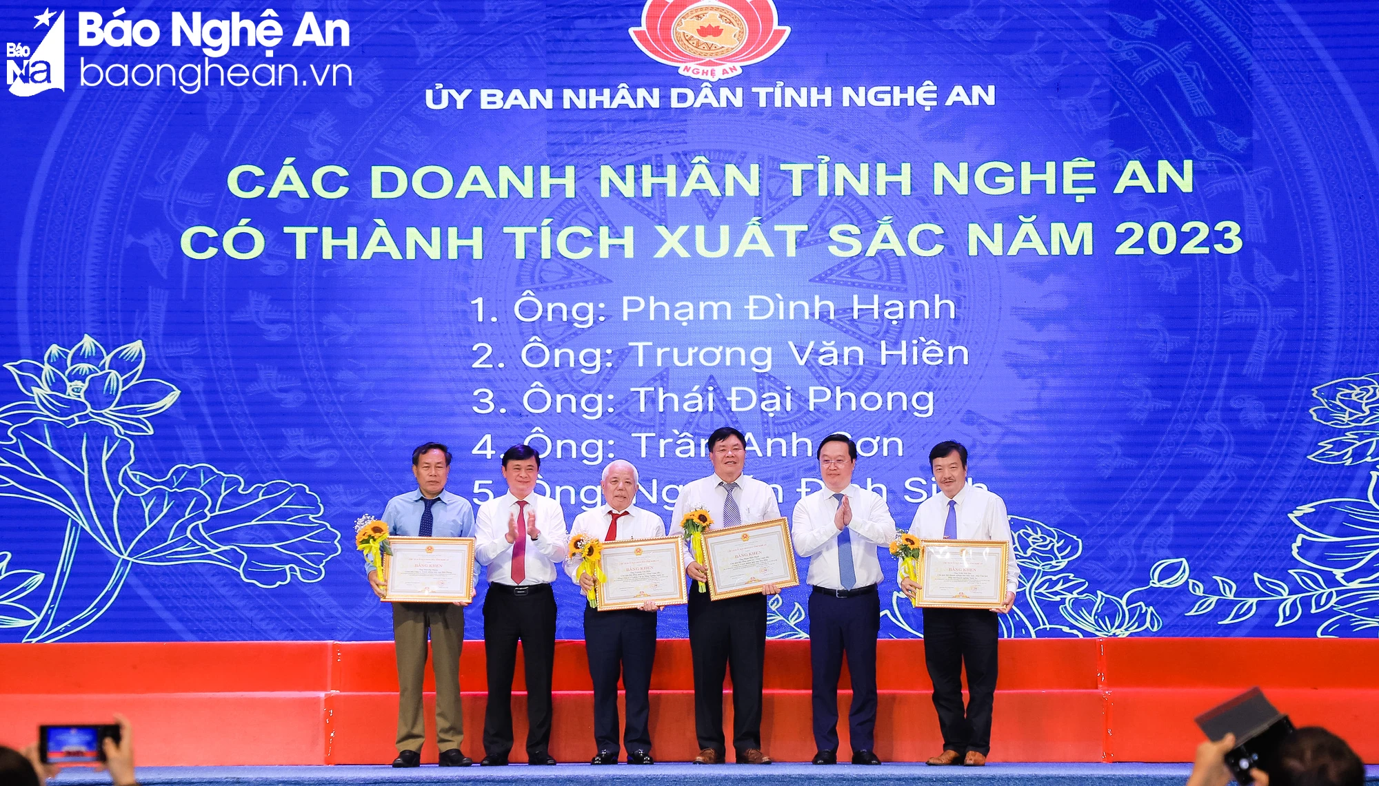 bna_ Bí thư Tỉnh ủy Thái Thanh Quý và Chủ tịch UBND tỉnh Nguyễn Đức Trung tặng Bằng khen cho cho các doanh nhân tiêu biểu năm 2023.JPG