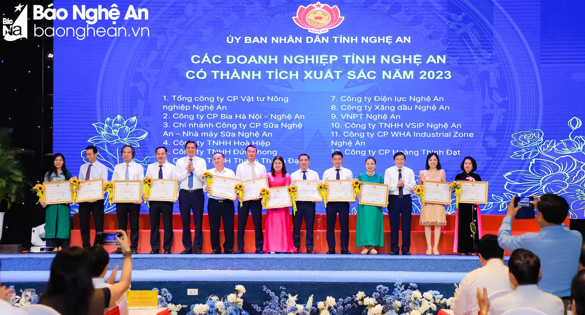 bna_Phó Bí thư Tỉnh ủy Hoàng Nghĩa Hiếu và Phó Chủ tịch Thường trực UBND tỉnh Lê Hồng Vinh trao tặng Bằng khen cho các doanh nghiệp tiêu biểu năm 2023.JPG