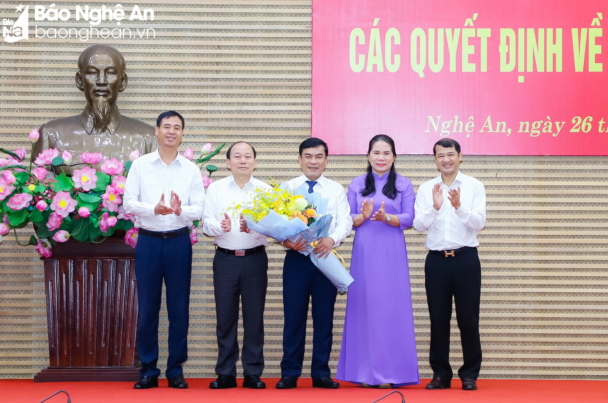 Thường trực Huyện ủy Con Cuông tặng hoa chúc mừng đồng chí Hoàng Sỹ Kiện. Ảnh: Phạm Bằng ảnh 7