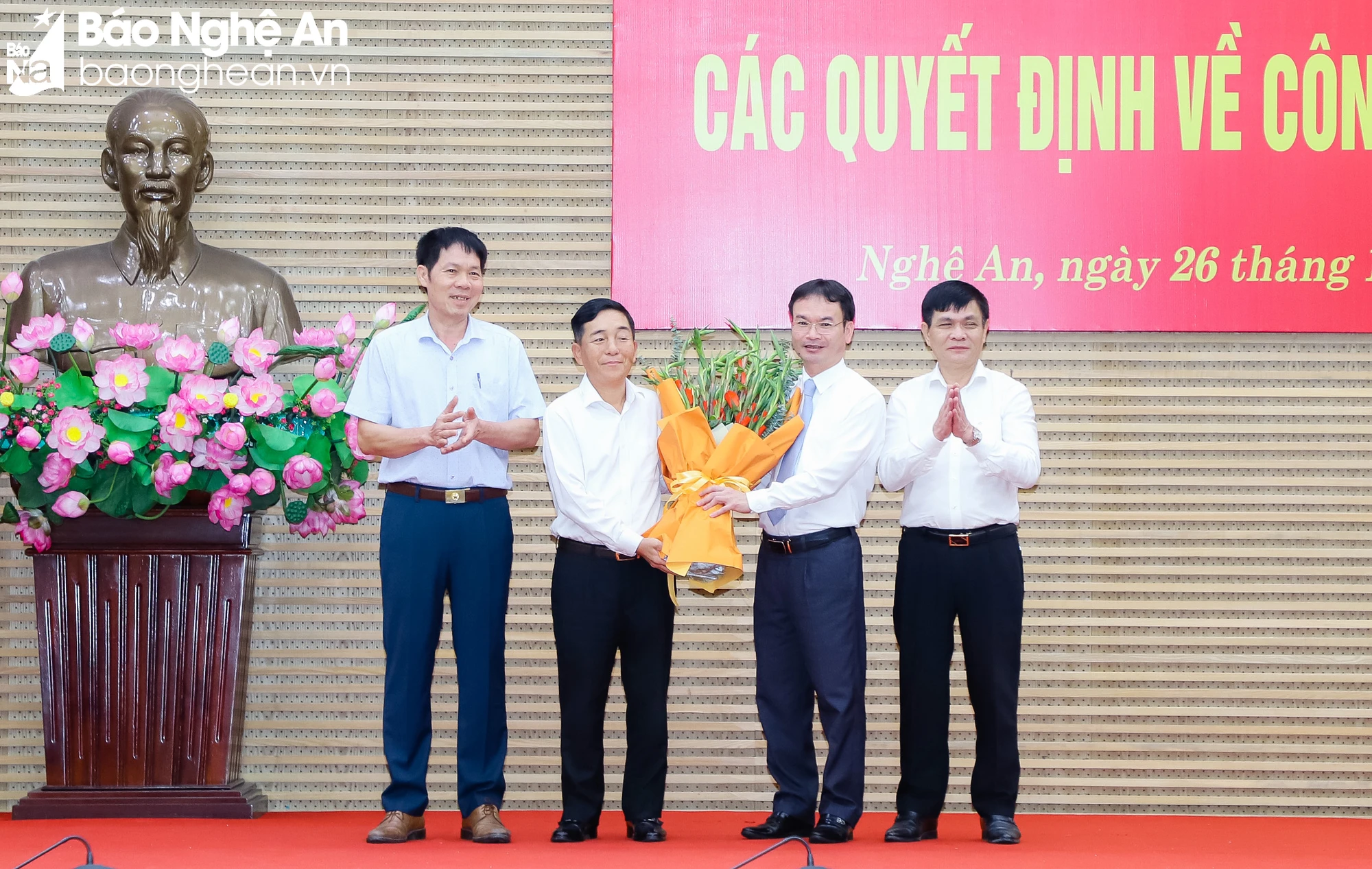 Lãnh đạo Thanh tra tỉnh tặng hoa chúc mừng đồng chí Nguyễn Tùng Sơn. Ảnh: Phạm Bằng ảnh 10