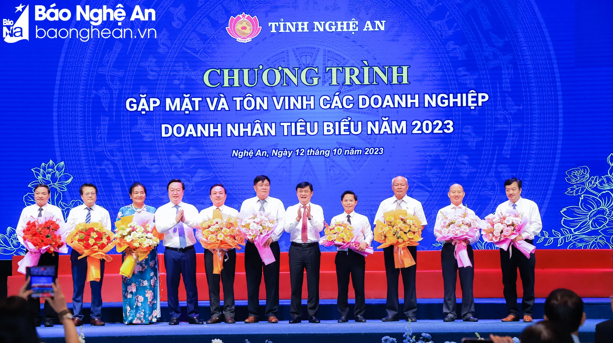 bna_Bí thư Tỉnh ủy Thái Thanh Quý và Chủ tịch UBND tỉnh Nguyễn Đức Trung tặng hoa chúc mừng lãnh đạo Hiệp hội doanh nghiệp, Hội Doanh nghiệp, doanh nhân.JPG