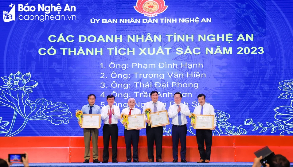 bna_ Bí thư Tỉnh ủy Thái Thanh Quý và Chủ tịch UBND tỉnh Nguyễn Đức Trung tặng Bằng khen cho cho các doanh nhân tiêu biểu năm 2023.JPG