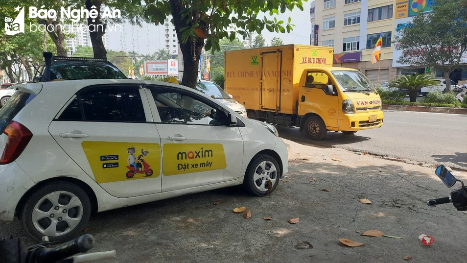 bna_Taxi dán hình quảng cáo cho Maxim tại điểm chờ xe buýt cạnh chùa Diệc, nằm trên đường Quang Trung, TP Vinh. ảnh pv.jpg