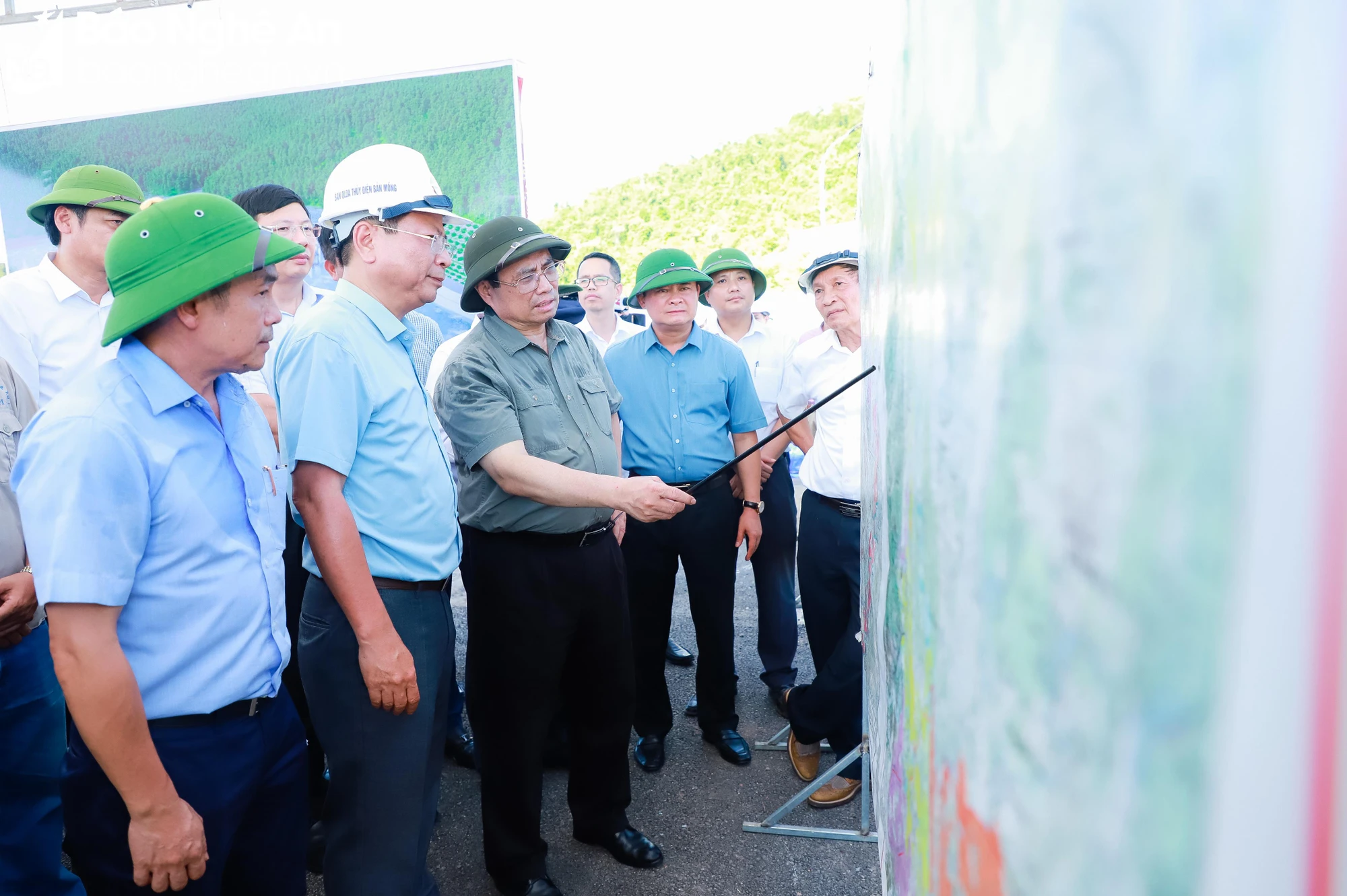 bna_Thủ tướng Chính phủ Phạm Minh Chính cùng đoàn công tác đến kiểm tra tại cụm công trình đầu mới Dự án Hồ chứa nước Bản Mồng tại xã Yên Hợp, huyện Quỳ Hợp ngày 23.7.2022. Ảnh Thành Duy.jpg