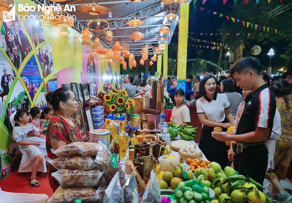 bna_Gian hàng OCOP trưng bày trên phố đi bộ Vinh thu hút khách mua sắm. Ảnh Thanh Phúc.jpg