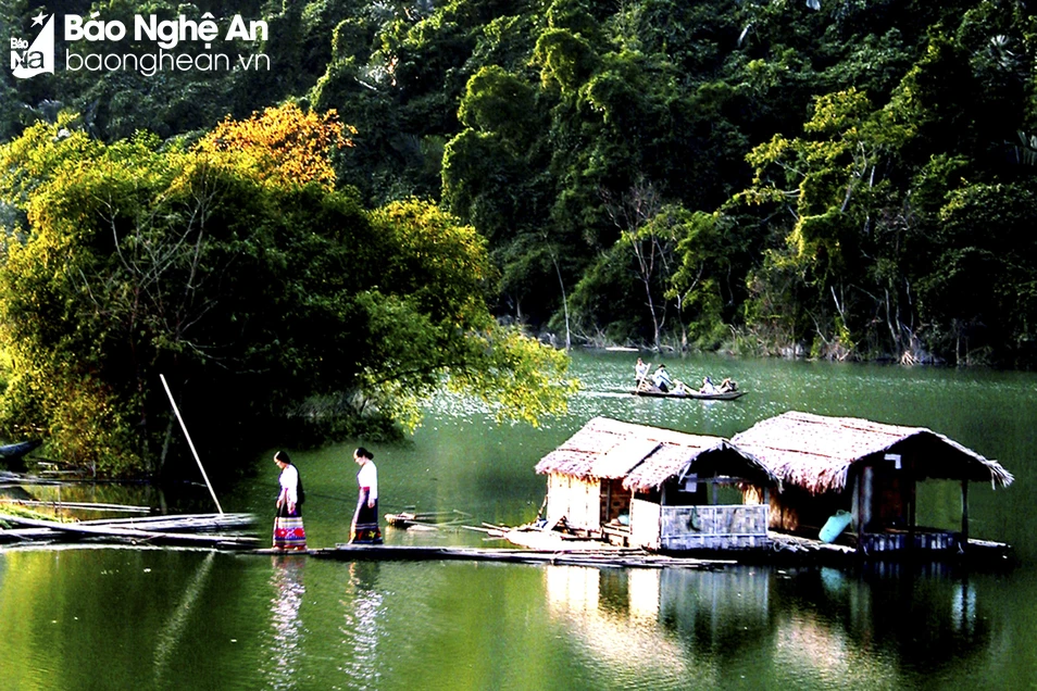 bna_ ba con dan toc thai nuoi cac be tren song giang_1.JPG