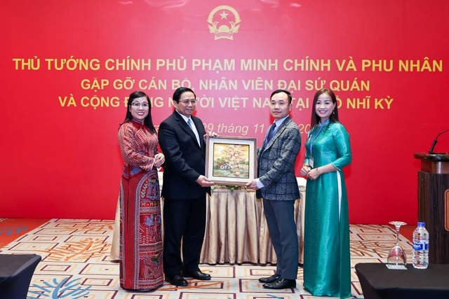 Thủ tướng Chính phủ Phạm Minh Chính và Phu nhân tặng quà cho đại diện cộng đồng người Việt Nam tại Thổ Nhĩ Kỳ. Ảnh: VGP/Nhật Bắc