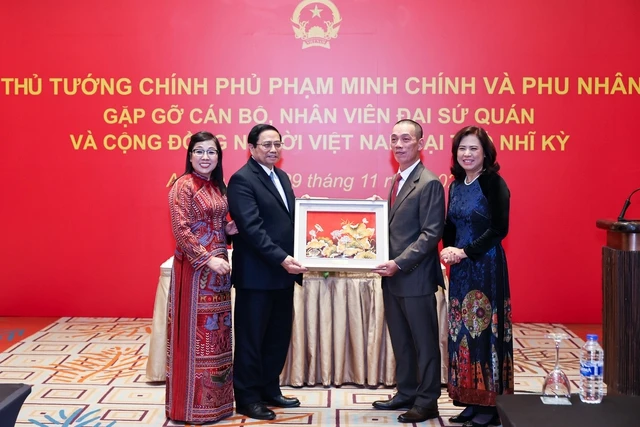 Thủ tướng Chính phủ Phạm Minh Chính và Phu nhân tặng quà Đại sứ quán Việt Nam tại Thổ Nhĩ Kỳ. Ảnh: VGP/Nhật Bắc