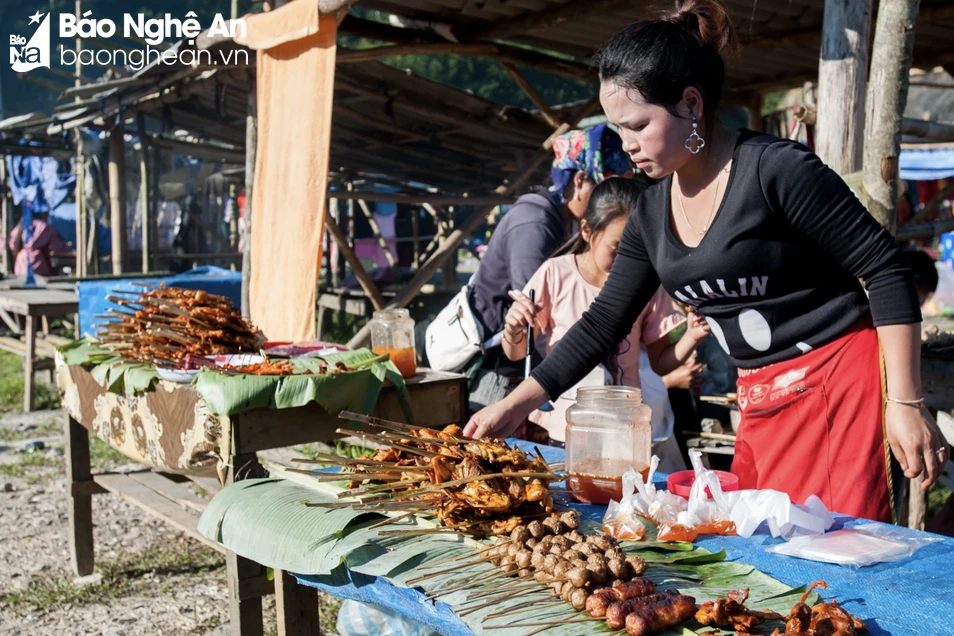 bna_Hoạt động gaio thương ở chợ biên giới Nậm Cắn chủ yếu là các dịch vụ ăn uống ảnh Thành Cường.png