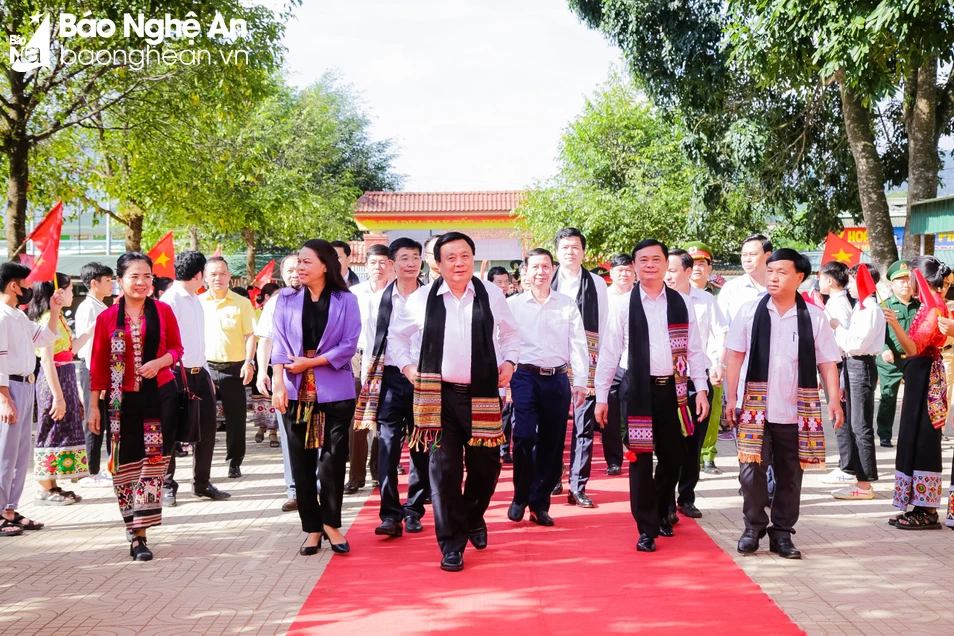 bna_ Ảnh 0 Đồng chí Nguyễn Xuân Thắng và đoàn đại biểu Trung ương, tỉnh Nghệ An về dự Ngày hội đại đoàn kết liên khu dân cư tại xã .jpg