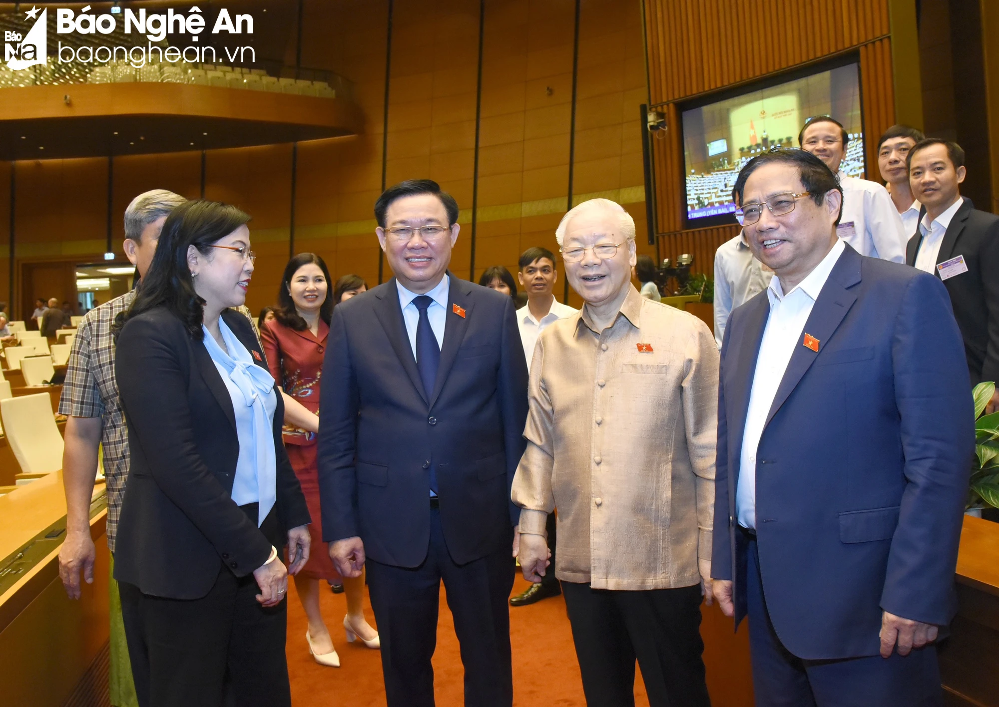 bna_Tổng Bí thư Nguyễn Phú Trọng và các đồng chí lãnh đạo Quốc hội, Chính phủ trao đổi bên lề phiên làm việc. Ảnh Nam An.jpg