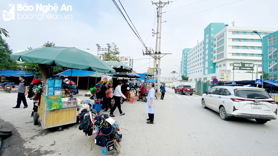 bna_Dù chưa mở cổng nhưng tiểu thương cũng đã sẵn sàng cho vị trí kinh doanh mới ảnh Quang An.jpg