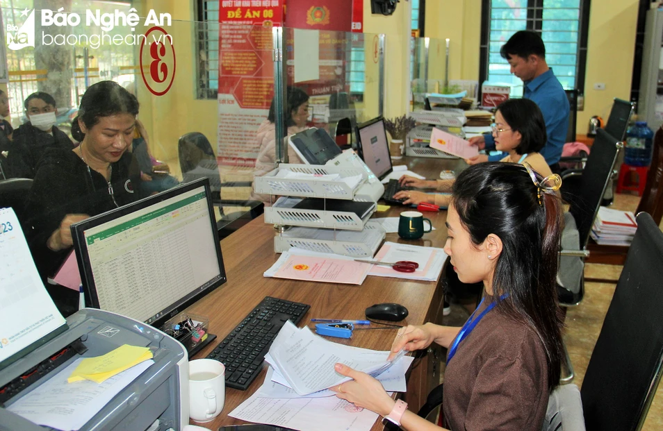 bna_ Chi nhánh Văn phòng đăng ký đất đai Anh Sơn kịp thời cấp giấy chứng nhận quyền sử dụng đất cho nhân dân. Ảnh Hoàng Vĩnh.JPG