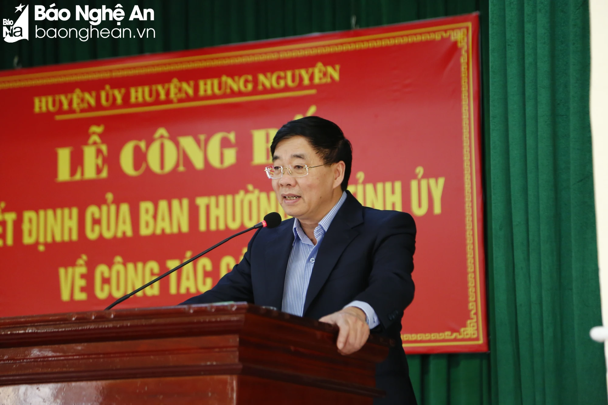 bna-dong-chi-nguyen-van-thong-phat-bieu-giao-nhiem-vu-cho-pho-bi-thu-thuong-truc-huyen-uy-hung-nguyen-va-tap-the-ban-thuong-vu-huyen-uy-5368.jpg