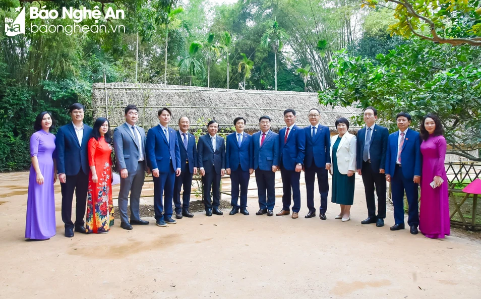 Đoàn đại biểu chụp ảnh lưu niệm tại Khu Di tích Quốc gia đặc biệt Kim Liên, Nam Đàn. Ảnh: Thanh Lê