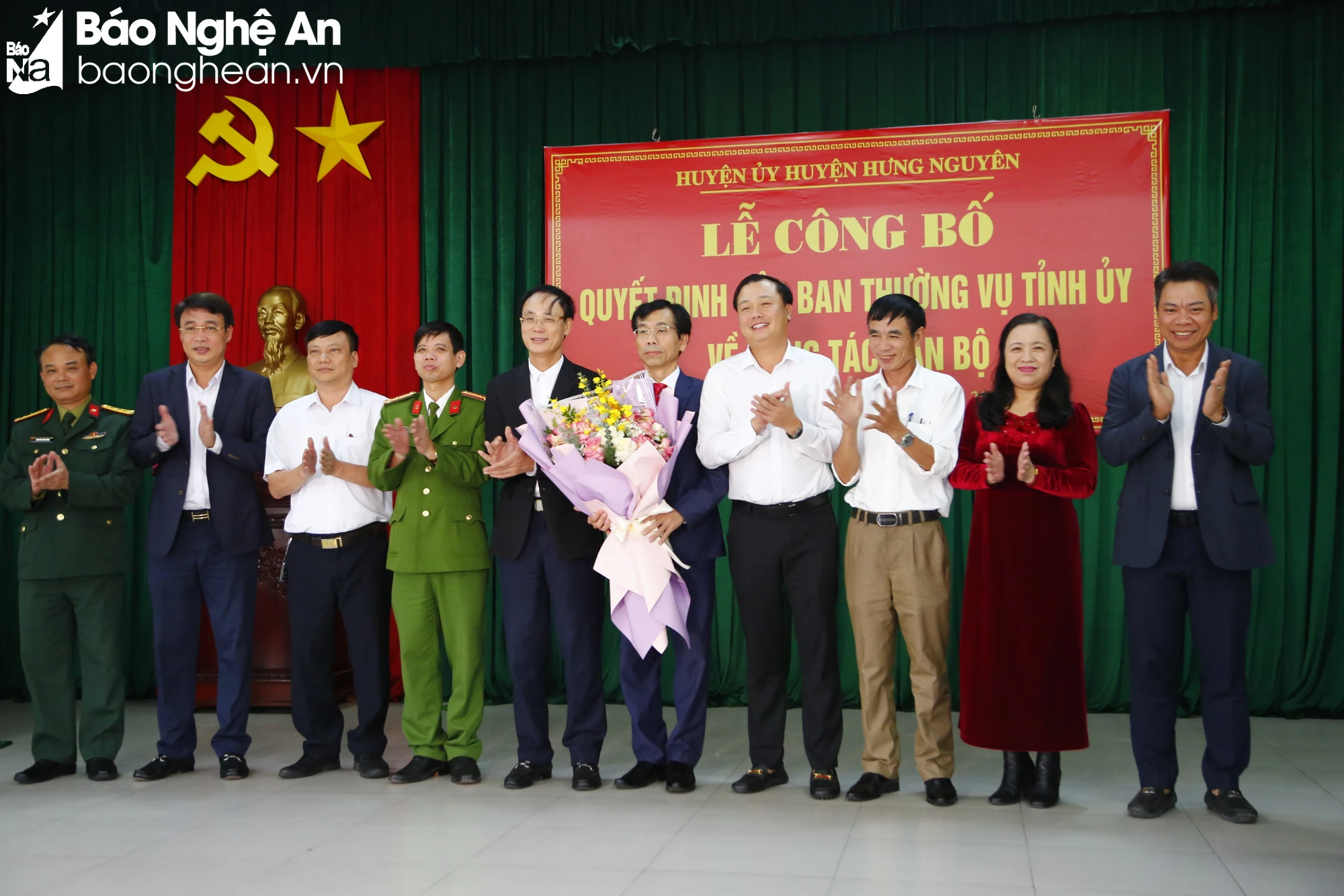 bna-cac-dong-chi-lanh-dao-huyen-hung-nguyen-tang-hoa-chuc-mung-dong-chi-nguyen-truong-thi-9462.jpg