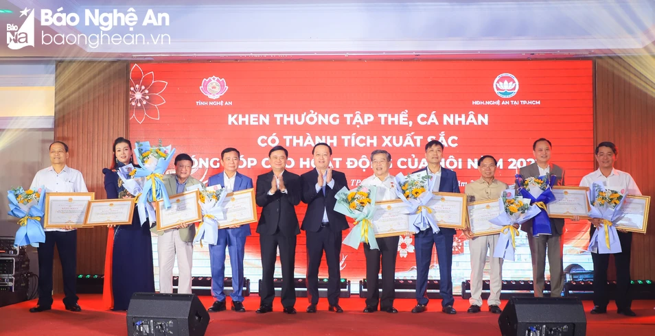 Bí thư Tỉnh ủy Thái Thanh Quý và Chủ tịch UBND tỉnh Nguyễn Đức Trung trao tặng Bằng khen cho 9 tập thể đã có thành tích xuất sắc trong hoạt động của Hội đồng hương Nghệ An tại TP. Hồ Chí Minh.