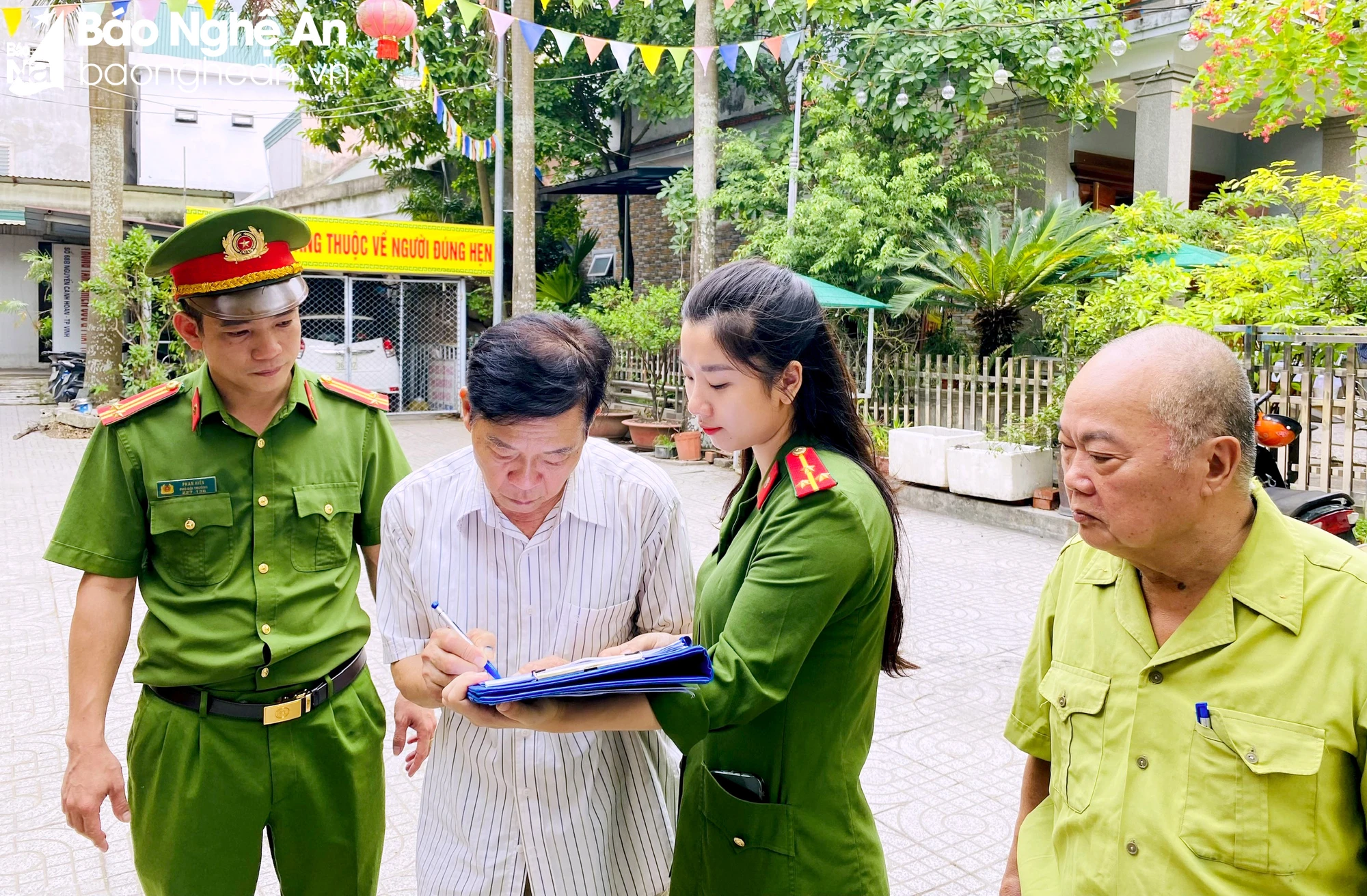 bna-luc-luong-chuc-nang-phuong-hong-son-tpvinh-trien-khai-ky-cam-ket-doi-voi-cac-chu-nha-tro-cao-tang-yeu-cau-dam-bao-cong-tac-pccc-anh-qa-8570.jpg