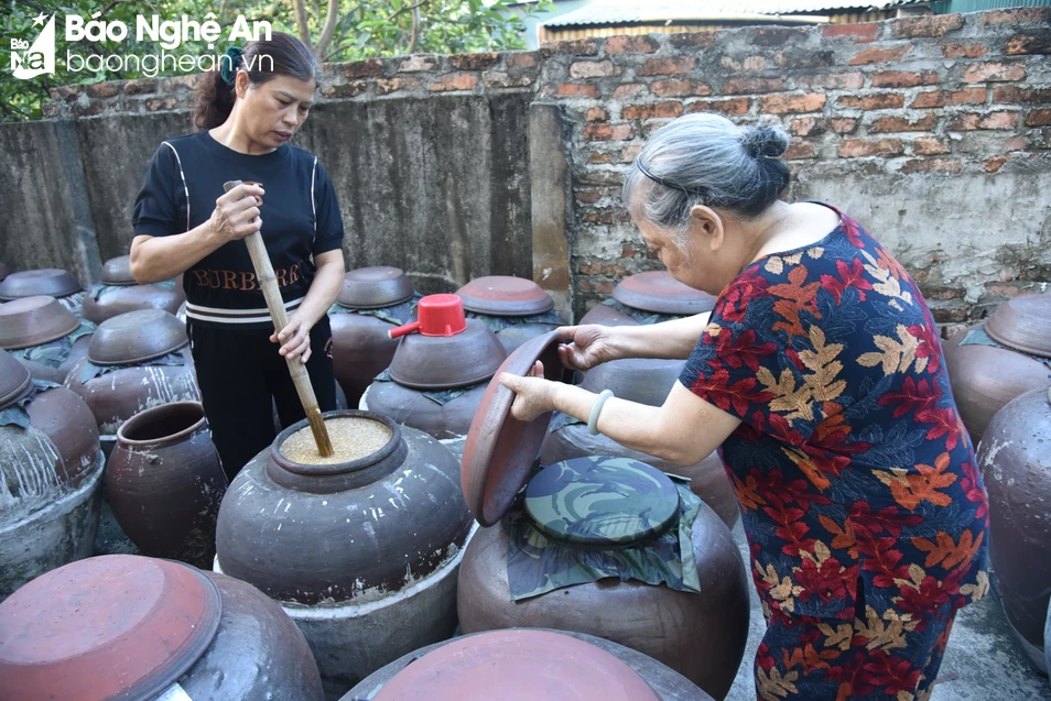 bna-chi-chung-va-me-thuc-hien-quy-trinh-san-xuat-tuong-nam-dan-anh-ngoc-khanh-6087.jpg