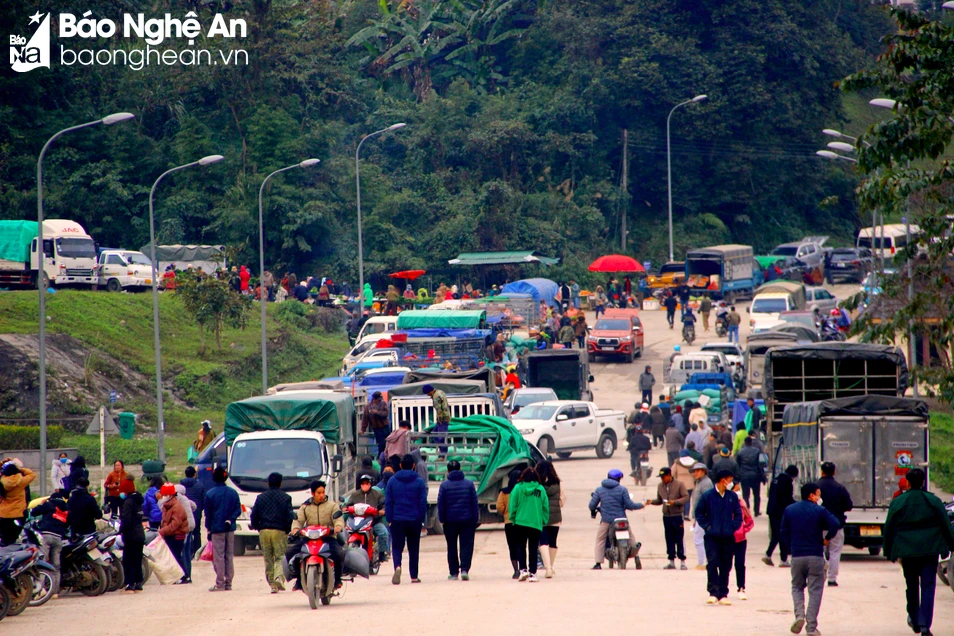 bna-tu-cua-khau-quoc-te-nam-can-nhin-sang-con-duong-truoc-cho-bien-nam-can-da-nhon-nhip-xe-hang-anh-quang-an-8343.jpg