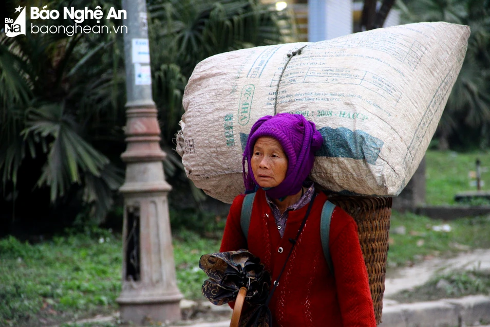 bna-nguoi-dan-vung-cao-gui-hang-tren-lung-de-den-cho-ban-anh-quang-an-9871.jpg