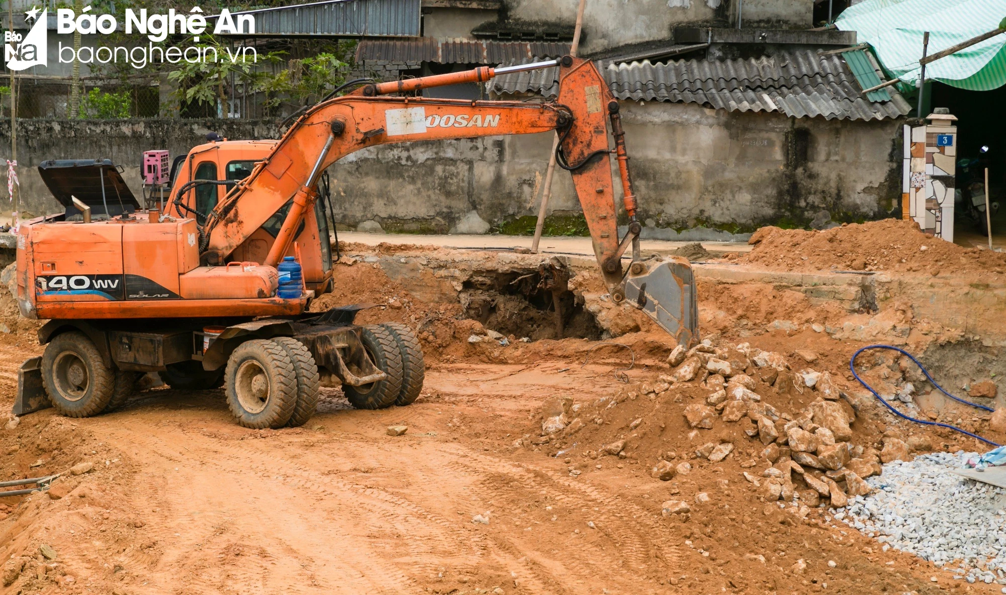 Phần đường đầu cầu Thành Nam phía thị trấn Con Cuông hiện chưa hoàn thành do đang vướng mắc mặt bằng (2).jpg