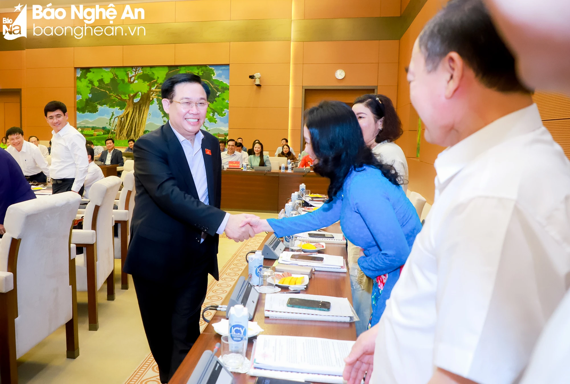 Chủ tịch Quốc hội Vương Đình Huệ thăm hỏi các đồng chí lãnh đạo tỉnh Nghệ An tại cuộc làm việc. Ảnh: Thành Duy