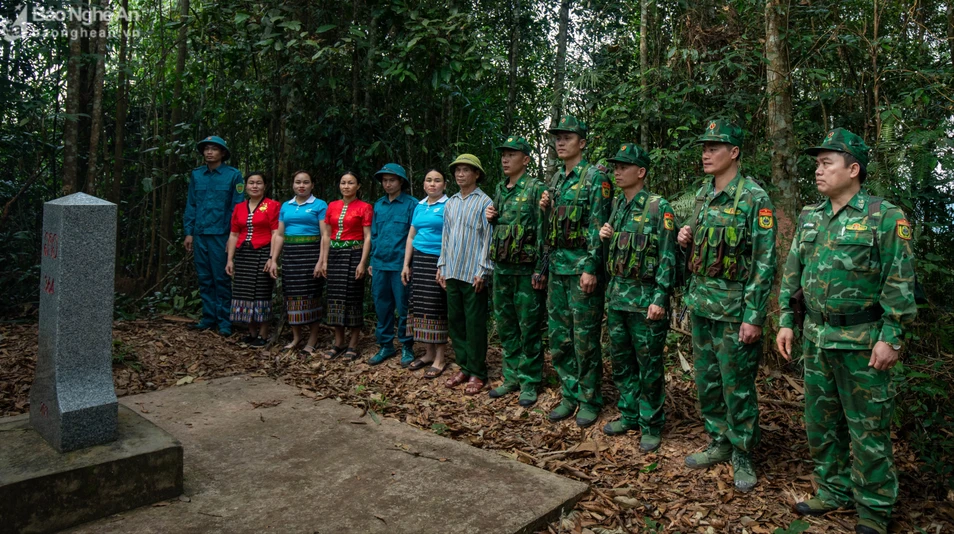 dan-quan-tu-ve-va-nguoi-dan-xa-thong-thu-tuan-tra-duong-bien-cot-moc-cung-don-bien-phong-thong-thuanh-nguyen-dao-670-2341.jpg