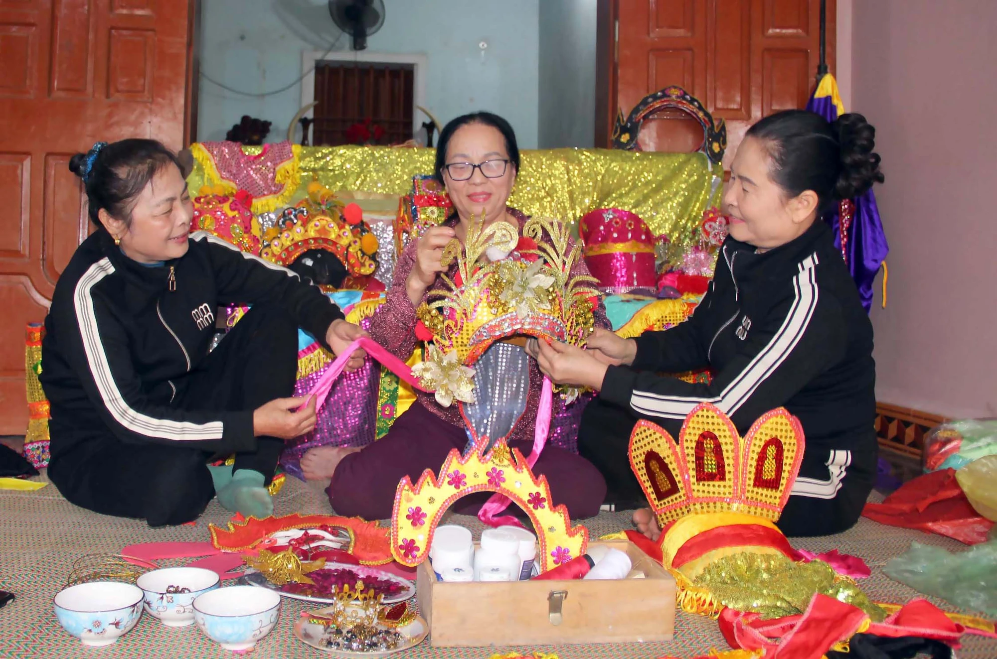 nhung-chiec-mu-va-dao-cu-phuc-trang-do-ba-nguyen-thi-tham-giua-anh-tu-tay-lam-cho-cac-thanh-vien-cau-lac-bo-tuong-xa-trung-thanh-bieu-dien-5375.jpg