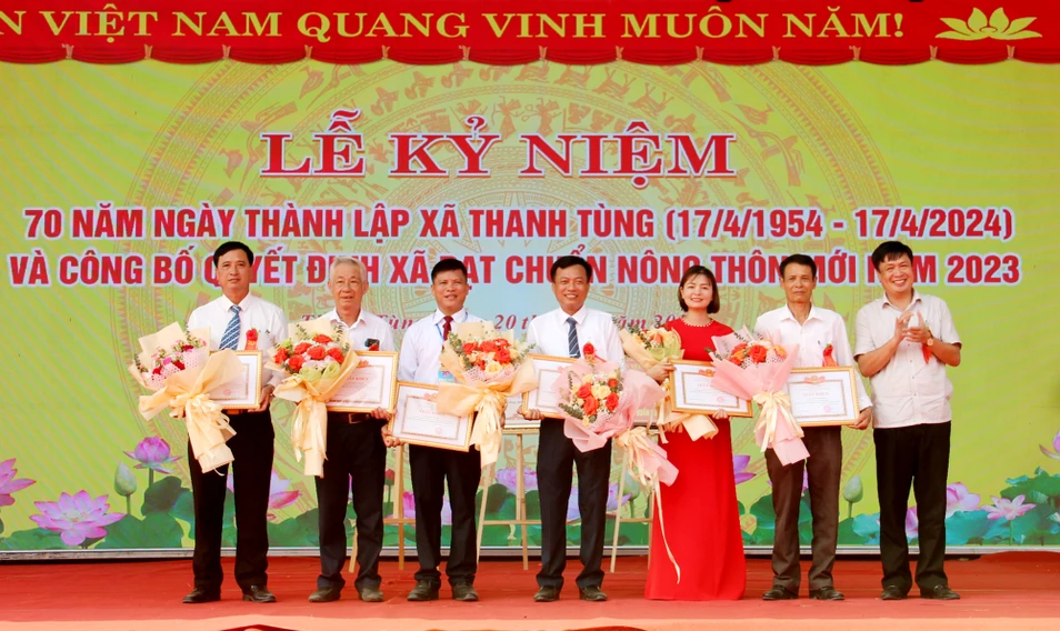 Phó Chủ tịch UBND huyện Thanh Chương Lê Đình Thanh trao Giấy khen của Chủ tịch UBND huyện cho 6 cá nhân có thành tích xuất sắc trong phong trào xây dựng NTM.