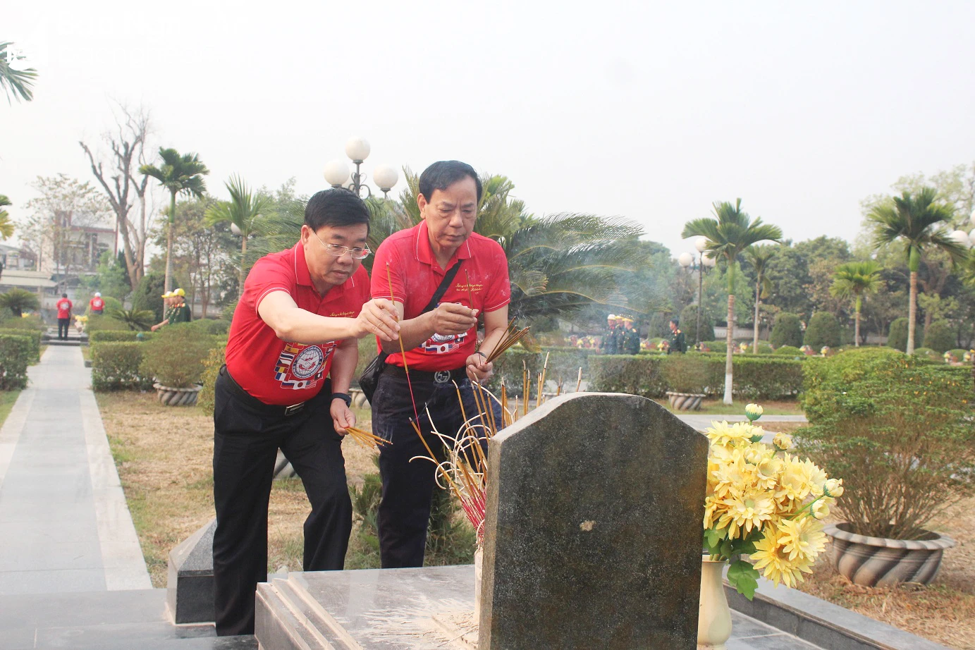 bna-Đồng chí Nguyễn Văn Thông-Phó Bí thư tỉnh ủy và đồng chí Nguyễn Hồng Kỳ-Phó chủ tịch Liên hiệp hữu nghị Nghệ An thắp hương trên phần mộ liệt sĩ Nghĩa trang.JPG