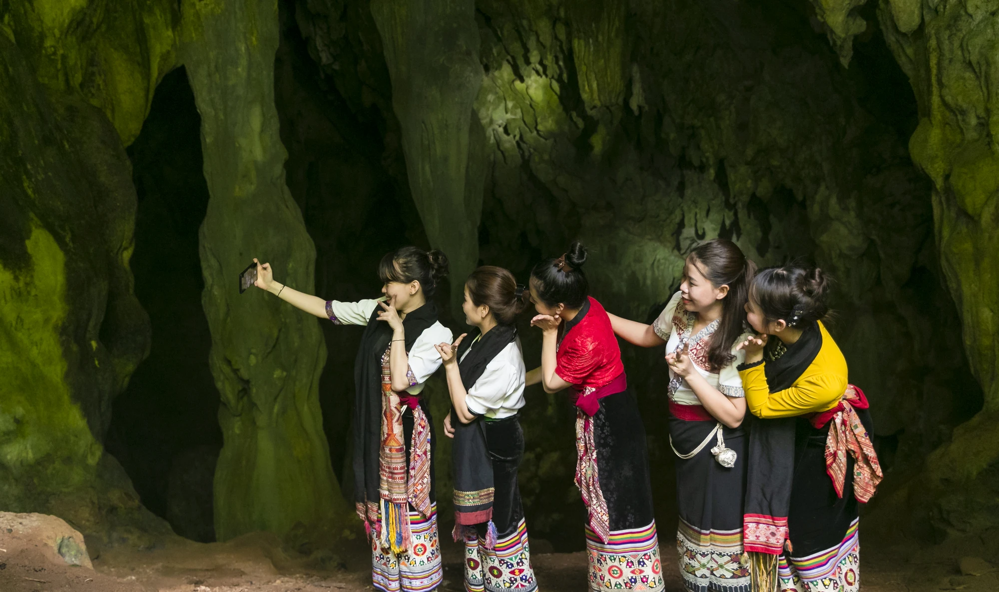 Dưới vòm hang nơi đón những tia nắng lấp ló là các nhũ đá hiện lên với muôn hình thù khác lạ.jpg